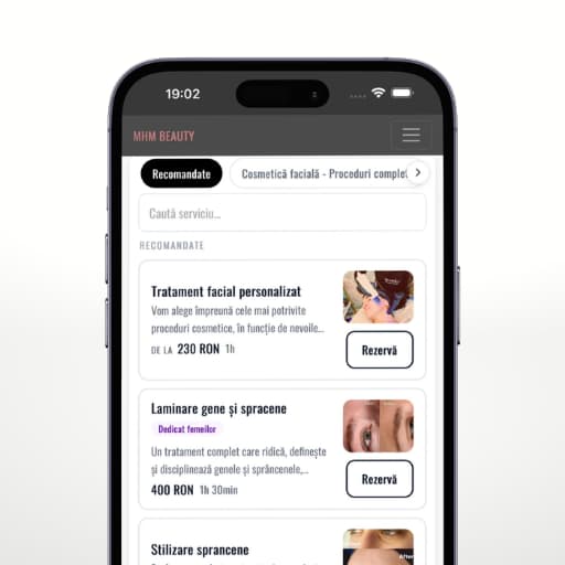 Clientă care rezervă online de pe telefon