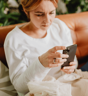 Client care caută și se programează online pe telefon